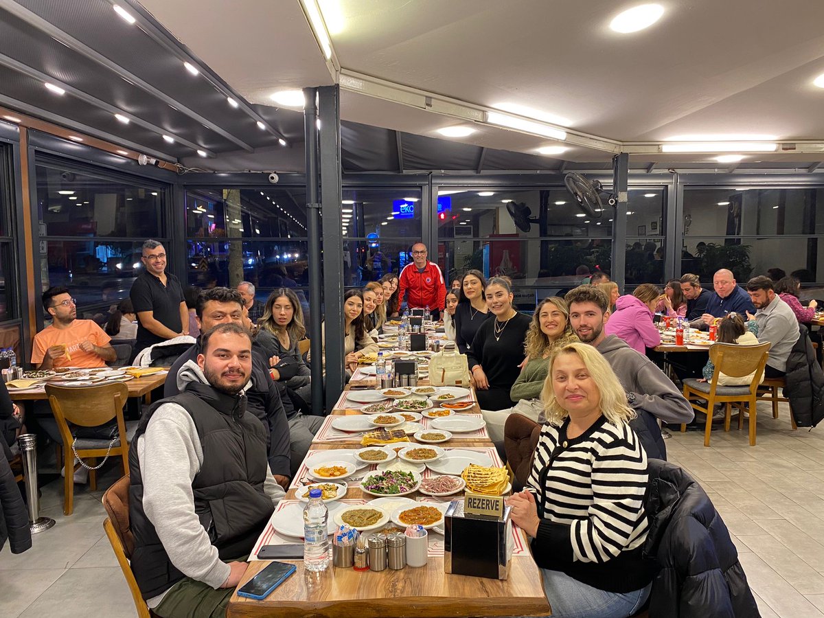 FethiyeSk's tweet photo. Tvf Kadınlar Voleybol 2.Lig 8.Gruptaki son maçımızı Sena Megaspor‘a karşı galibiyet ile tamamladıktan sonra, sezonu Mersinli Ciğerci Aziz ailesi ile noktalandırıyoruz. bu güzel galibiyetin ardından Mavi Meleklerimizle keyifli geçen bir akşam yemeği yedik 🙏🏻 https://t.co/QEU1OJRUU8