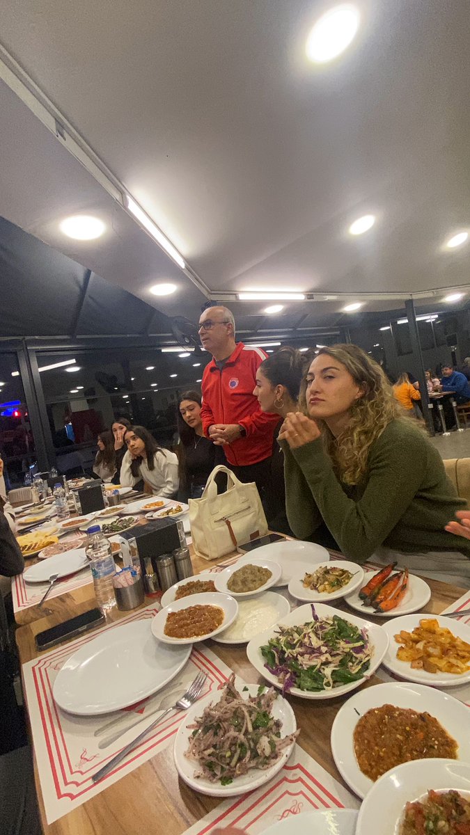 FethiyeSk's tweet photo. Tvf Kadınlar Voleybol 2.Lig 8.Gruptaki son maçımızı Sena Megaspor‘a karşı galibiyet ile tamamladıktan sonra, sezonu Mersinli Ciğerci Aziz ailesi ile noktalandırıyoruz. bu güzel galibiyetin ardından Mavi Meleklerimizle keyifli geçen bir akşam yemeği yedik 🙏🏻 https://t.co/QEU1OJRUU8