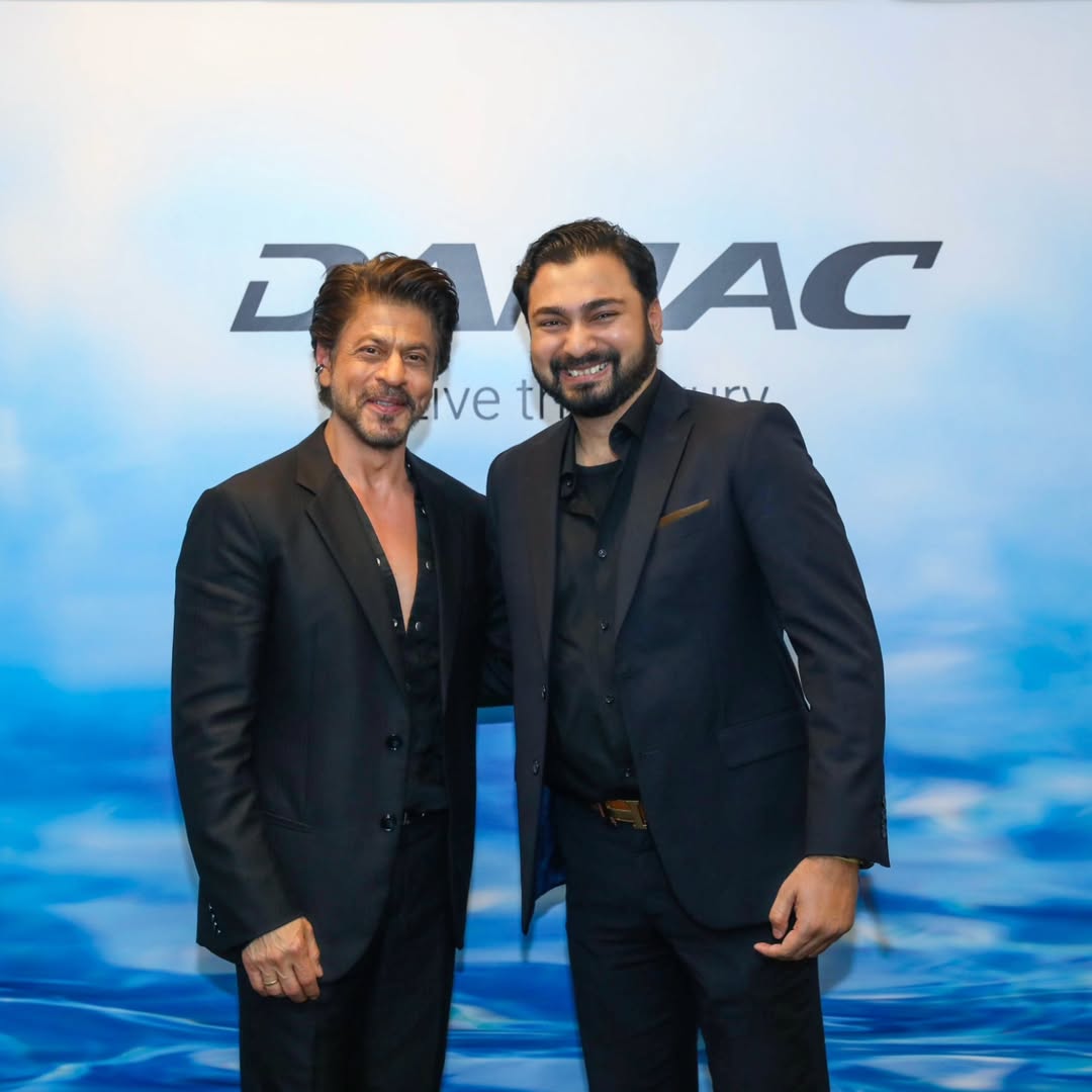teamsrkfc's tweet photo. King Shah Rukh Khan clicked with channel partners at Damac Properties ❤️

@iamsrk

#ShahRukhKhan #SRK #TeamShahRukhKhan https://t.co/pp4c1CrSt5