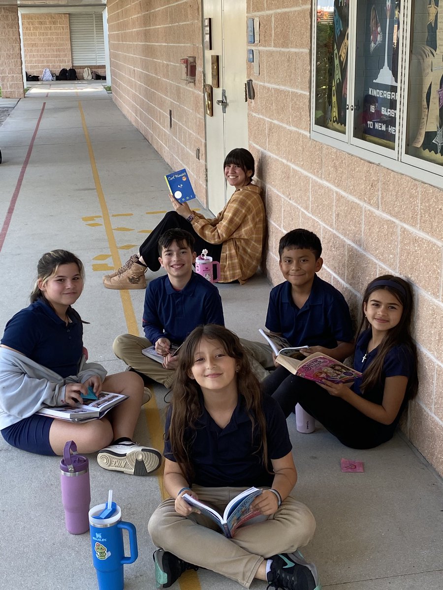 We are “Wild About Reading” as Ms. Eysaman’s class reads outdoors! #SPELovesReading