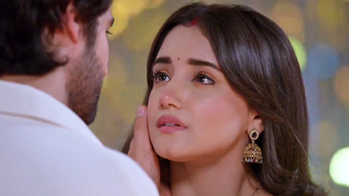 alliyacreations's tweet photo. RV confessed his feelings to Purvi such a beautiful love confession and the got married again 😭🧿❤️🥹

And allah waariyan playing in the background...this whole scene was pure perfection 😍🧿😭

#kumkumbhagya #kkb #RajVi https://t.co/W9uHZghBSd