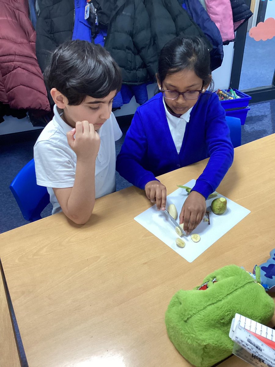 orchardsac's tweet image. #year3 chopping and peeling fruit for #designtechnology! Well done! 💚
@kapowprimary @greenheartLP
#learning #education #globalfoodcitizens
🍇 🍋🟩 🍌 🍐