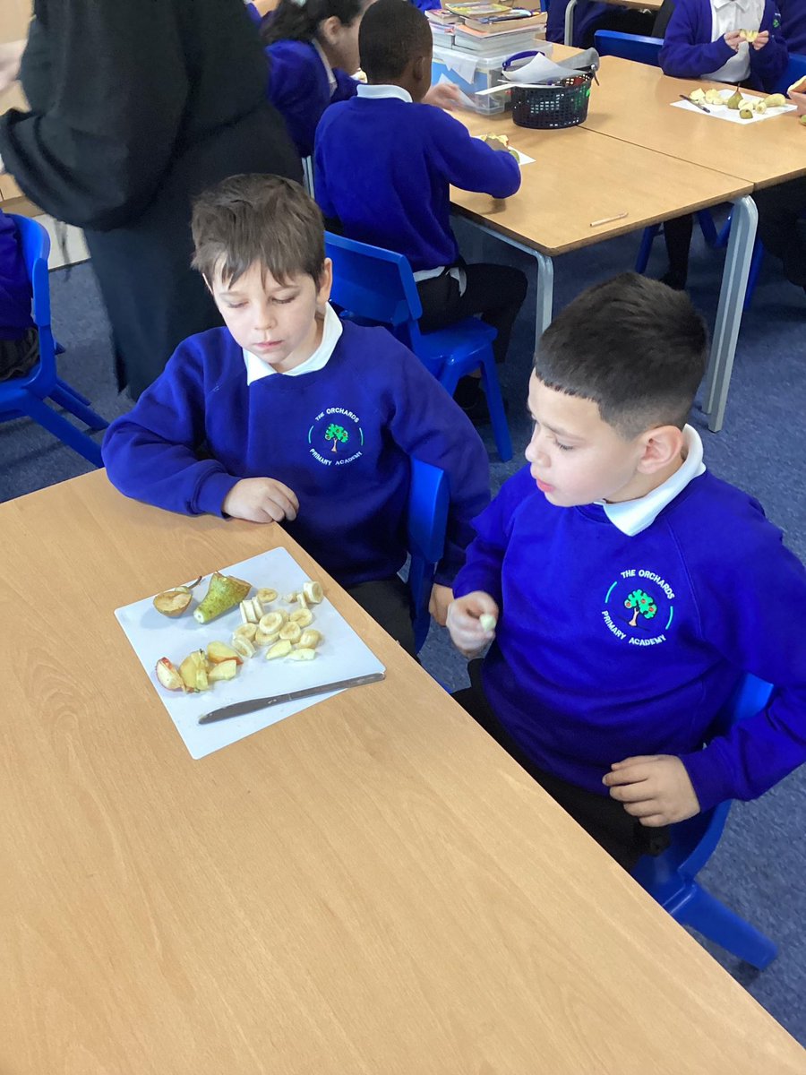 orchardsac's tweet image. #year3 chopping and peeling fruit for #designtechnology! Well done! 💚
@kapowprimary @greenheartLP
#learning #education #globalfoodcitizens
🍇 🍋🟩 🍌 🍐