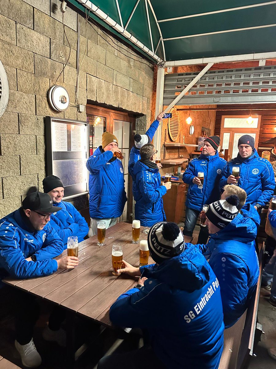 Angekommen im Trainingslager in Lovosice🇨🇿

Mit einer 26 köpfigen Truppe aus Staff, Team 1 sowie einigen Spieler der zweiten Mannschaft sind wir im Trainingslager angekommen. Wir werden die nächsten Stunden und Tage immer wieder fast live aus Tschechien berichten. Seid gespannt😇