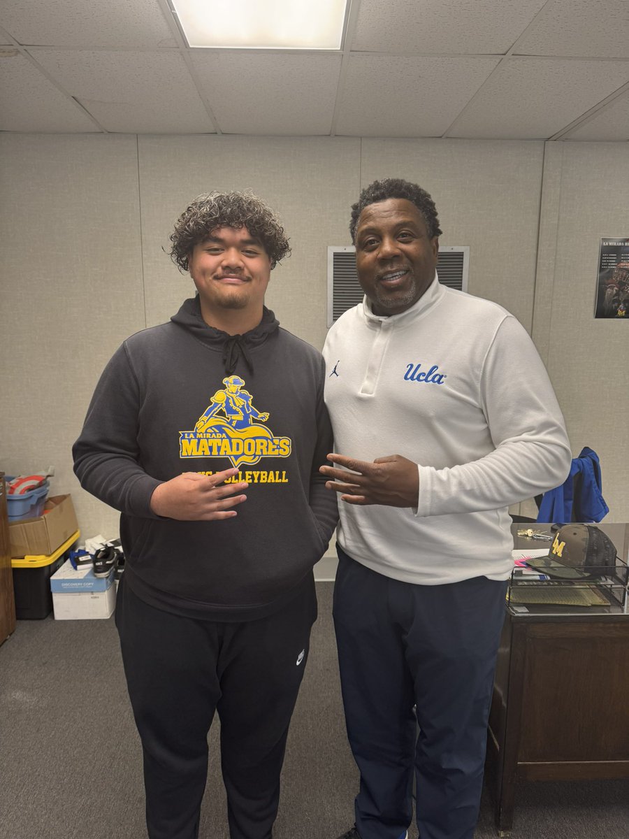 Thank you <a href="/UCLAFootball/">UCLA Football</a> for coming out to LMHS!

#LMfootball