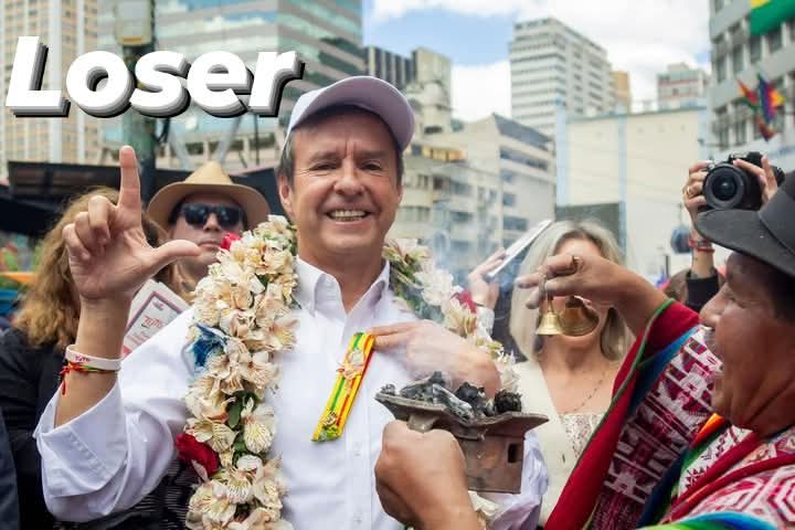 Ya entendí el significado, no le pelaron con la simbología... En honor a los 20 años que lleva de candidato.
#NoEsMentira 💚