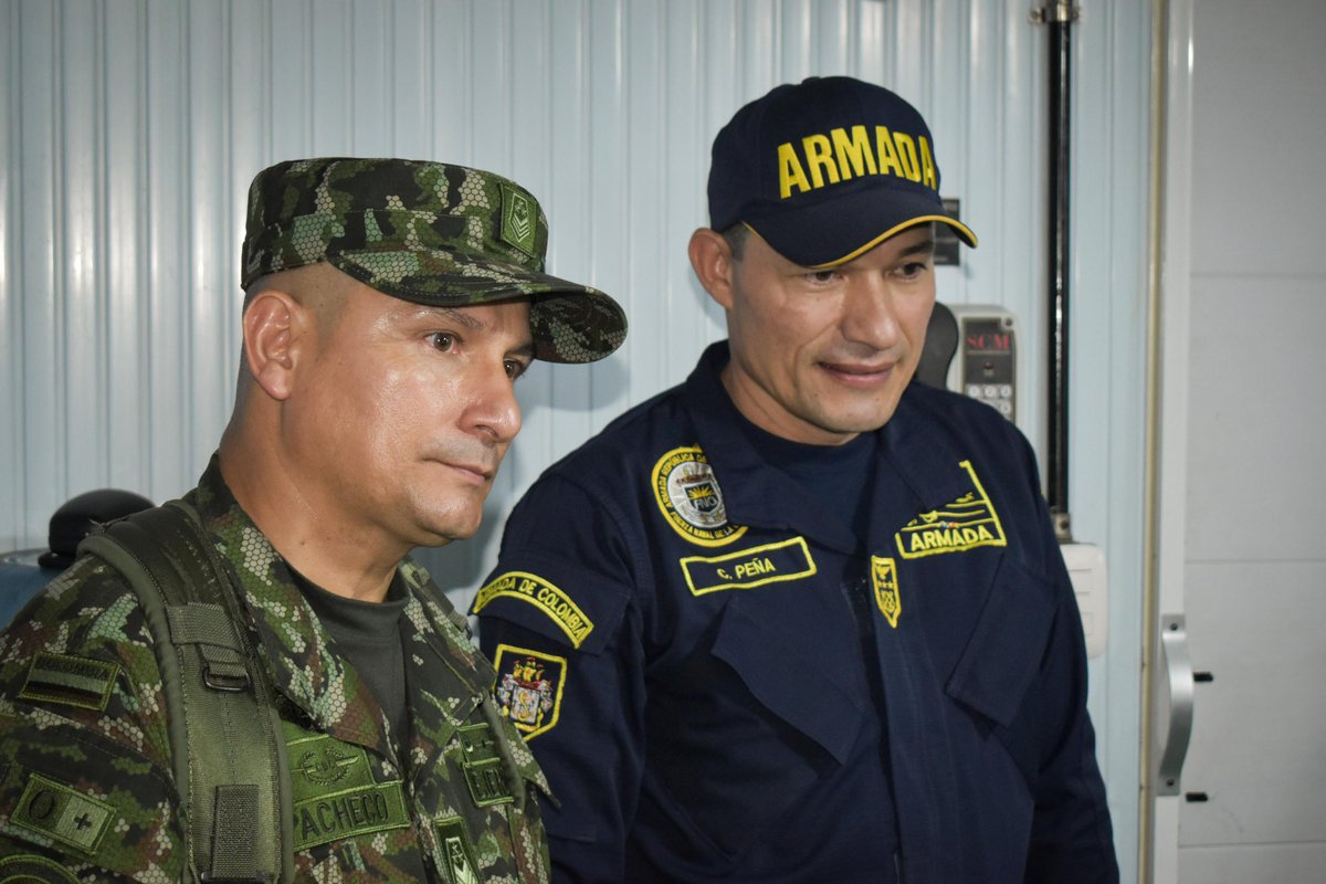 FNO_ArmadaCol's tweet photo. #SiempreFirmes | Recibimos a @PoliciaVichada y @COL_EJERCITO a bordo del PAF de la @ArmadaColombia  ARC "Julio Correa". 👮‍♂️🚤 Fortalecemos lazos para proteger nuestra comunidad y mejorar la seguridad fluvial. 💙🌟🇨🇴 #NavegandoAlCorazónDeLosColombianos https://t.co/FyNsuWoV66