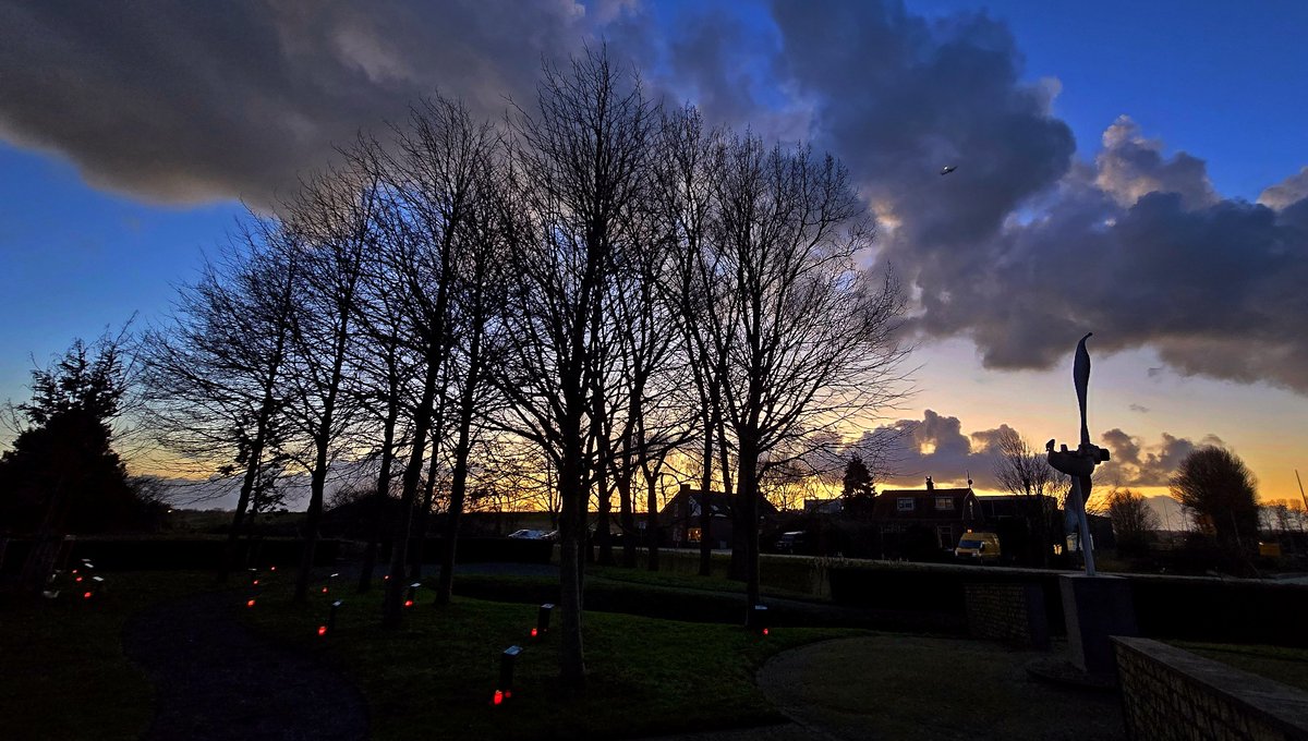 Vandaag is het 81 jaar geleden dat een neergeschoten bommenwerper op de boerderij van fam vd Bijl stortte - 13 lichtjes bij het monument in de Houtrakpolder voor de omgekomen 7 bemanningsleden en 6 gezinsleden
bsky.app/profile/wvdwul…