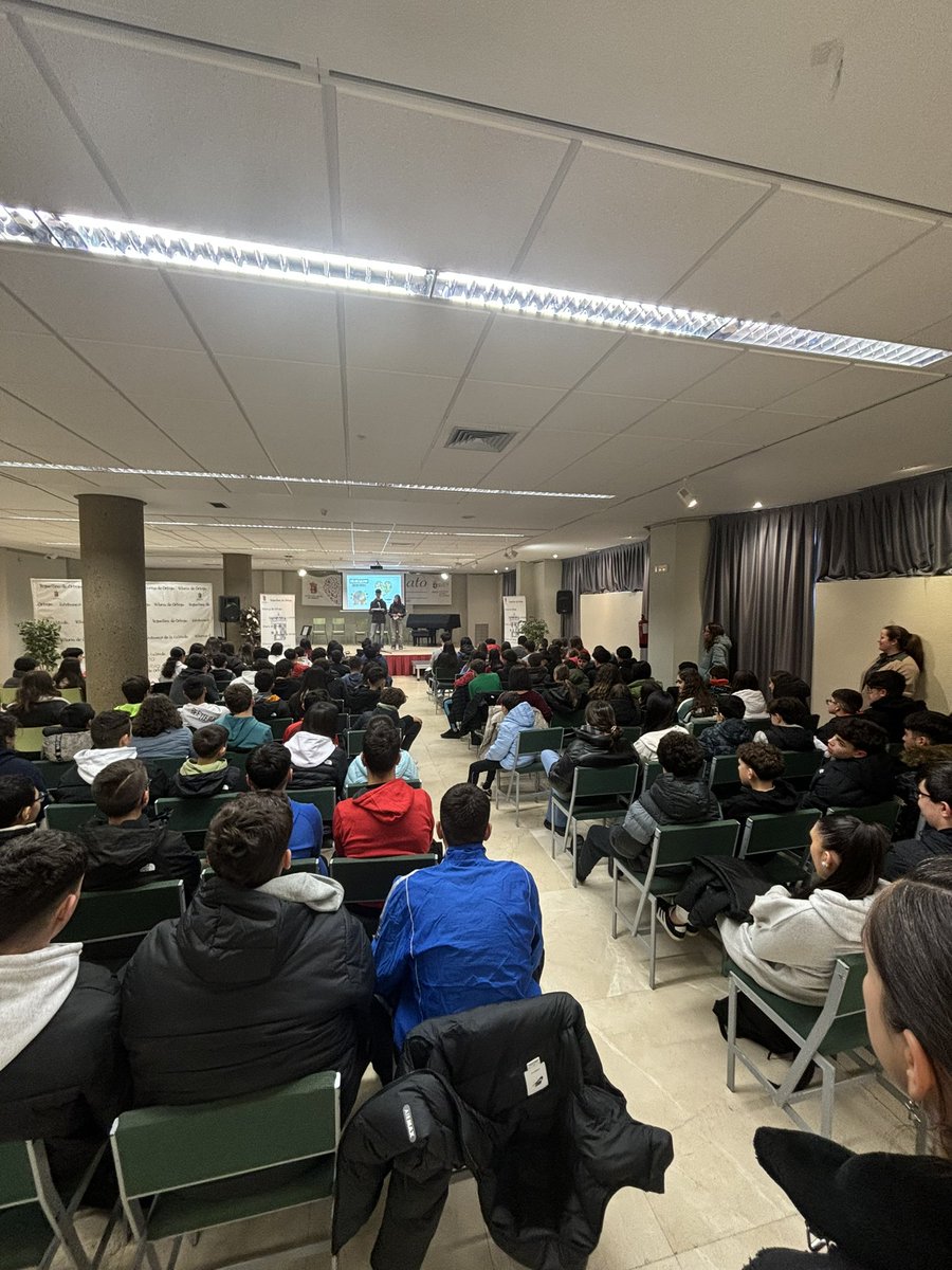 Hoy 30 de enero hemos celebrado el Día Escolar de la No Violencia y Por la Paz en un acto donde hemos tenido música, lectura de manifiesto y pedagogía sobre diferentes organismos que trabajan por la paz en el mundo. #leonesp #DiaDeLaPaz