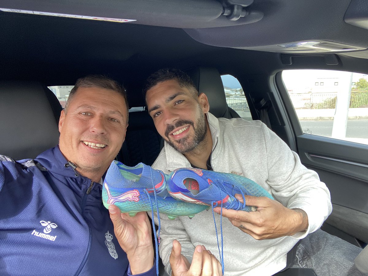 ChemyDiaz81's tweet photo. Un pedazo de #HistoriaAmarilla entró en la colección 💛 Enorme amigo 🙌 #ÀlexSuárez 4 #MatchWornBoots 🔥 #PumaForever ⚽️#UniónDeportivaLasPalmas 💛💙 https://t.co/hhyRdcVCLe