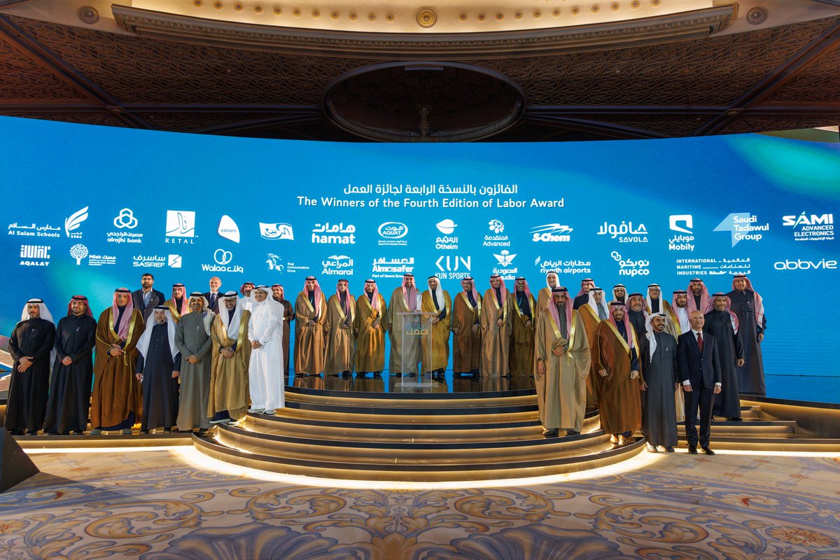 alharbi_hr's tweet photo. بفضل دعم وتمكين الإدارة التنفيذية وتكاتف فريق الموارد البشرية.
حققنا في مجموعة فوج إنجازًا استثنائيًا بحصد المركز الأول في مسار التوطين لقطاع الإعلام، ضمن المتفوقين على أكثر من 190 ألف شركة مشاركة.
نجاح يُضاف إلى مسيرتنا، ويعكس التزامنا بتنمية المواهب الوطنية.

فوج من الإنجازات https://t.co/xg99fs2PTi