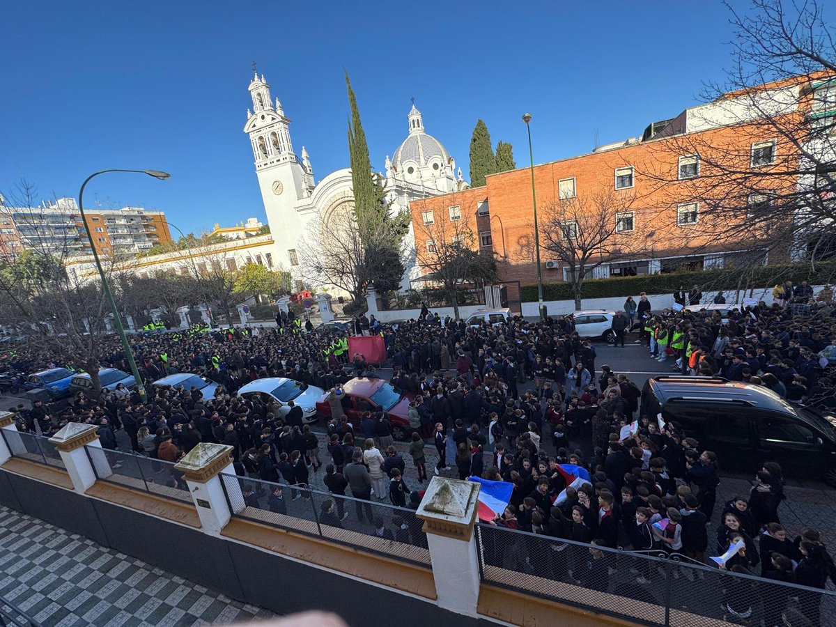 🕊️ Día Escolar de la Paz y la No Violencia
Claret y Doctrina Cristiana nos unimos para manifestar nuestro compromiso con la paz, el respeto y la igualdad. 
🙏 Gracias a la Subdelegación del Gobierno, cuerpos de seguridad y alumnos de Bachillerato por su apoyo.
#DíaDeLaPaz