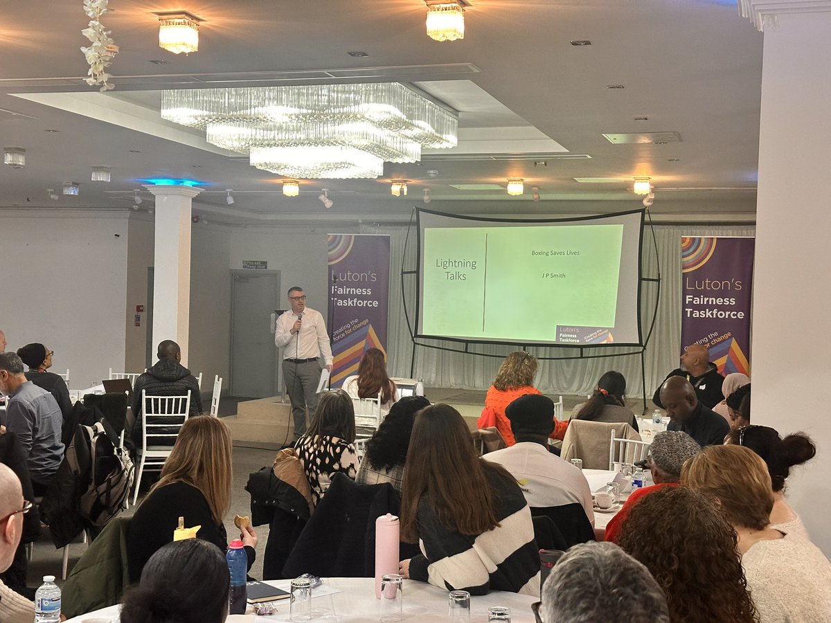 boxinsaveslives's tweet image. Triumphant Tuesday!

Joined @LutonSJU yesterday to talk of our campaign to support boys at their fantastic Child Friendly Town conference  🤝

Then London to work with a group of boys getting them #StrivingAndThriving with @frankie_storey 🤝

Back to Luton for our Lads and Dads…