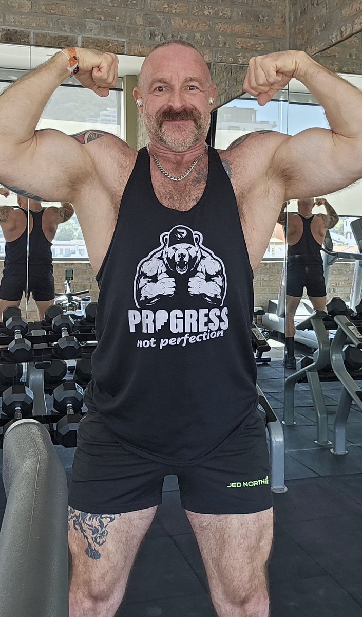 Even in vacation there is no vacation. When you are a fanatic. 😉💪🏼
#musclebulltraining #hairymuscle #musclegroth #gymrat #bulking