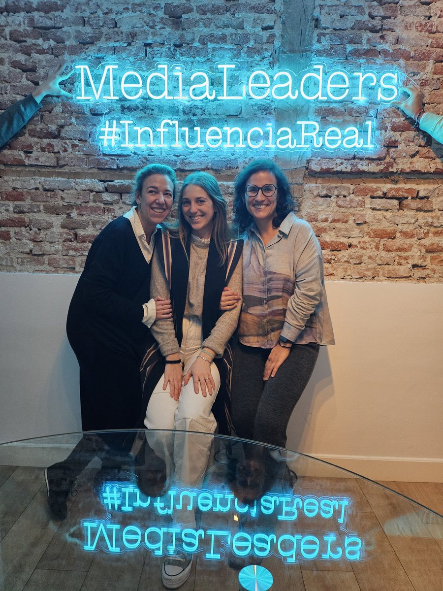 dalvarez37's tweet photo. Muy fan de mis compañeras que han parido el proyecto MediaLeaders #InfluenciaReal
@paurpeyre @andsvicentti y Sabela 🙌🙌 https://t.co/RxmPfK9RBL