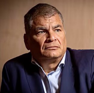 UrgenciaEcu's tweet photo. ⚫️ ¡CORREA Y LOS POSIBLES NEXOS CON EL CRIMEN ORGANIZADO, SERÍA CONFIRMADO A TRAVÉS DE UNA FOTO!

Una foto inédita, captada en el Ministerio del Litoral en 2010, lo muestra reunido con Leandro Norero, uno de los narcotraficantes más poderosos de Ecuador, junto a otros criminales.

La imagen confirmaría lo que por años se ha intentado ocultar: la Revolución Ciudadana no solo negociaría con el narco, sino que también habría facilitado su infiltración en el Estado.

Con esto, la llamada “pacificación” sería un pacto con el crimen organizado, legalización de bandas y acceso a instituciones del Estado, donde se habría garantizado impunidad.