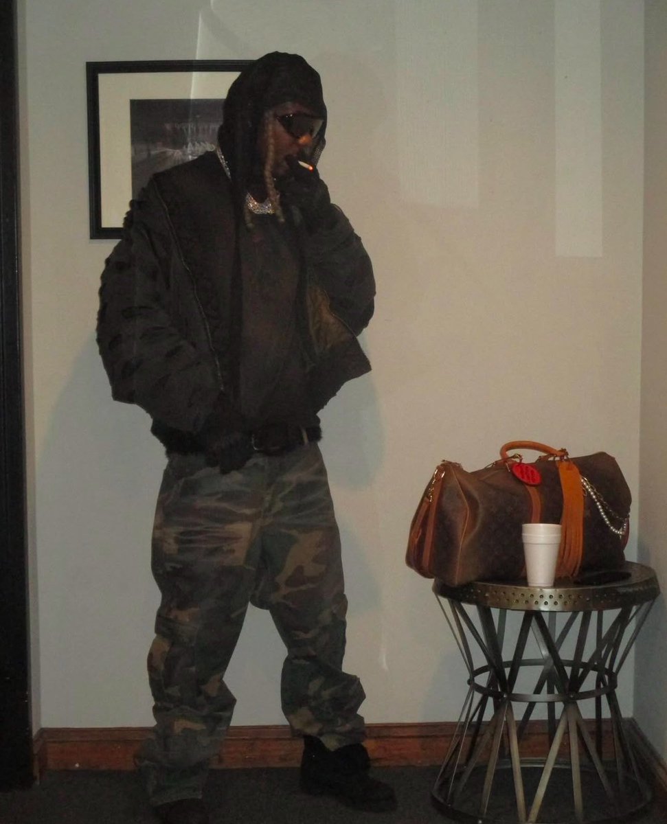 TLOP4_G0ATED's tweet photo. @Kurrco fuk 12 they dont know they were messing with a real deal bodeine sippa One kold look from the Dark Lord would leave them lying kold. Imagine thinking u kan put ur hands on  Lone with they trash  fits no vvs xhains, no balenxi, no rikk  Word2babymoney they are lukky to b breathing https://t.co/FkYjbLi8N2
