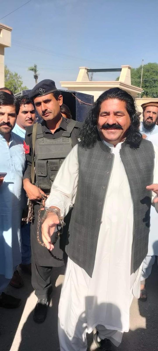 SaleemAfridii's tweet photo. عدالتوں کا حکم؟ بس ایک اور حکومتی مشورہ!
علی وزیر کو عدالت نے بری کیا، پھر بھی اُسے جیل میں ڈال دیا گیا!
کیا عدلیہ اب صرف ایک ’مشورہ دینے والی‘ مشین بن چکی ہے، جب تک یہ حکومت کے مفاد میں نہ ہو؟
#ReleaseAliWazir #JudicialOpinions #StopPashtunsGenocide #EndPoliticalPersecution https://t.co/rQVKkALI0t