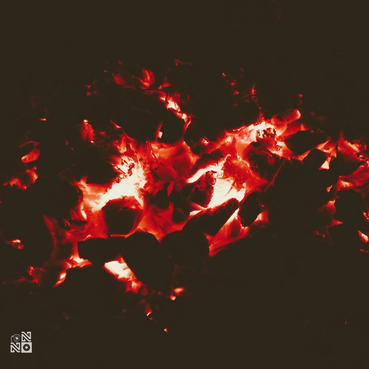 Neduvick4's tweet photo. When it rage, a fire in action.
1/3

Details;
Photographer: Victor Okechukwu 
📷: @InfinixNigeria @Infinix_Mobile (Infinix Hot8)
Inspiration: Ember's shiny nature
Date: 01/2025

That which consumes is made to look beautiful. https://t.co/MYBorSJ8Sm