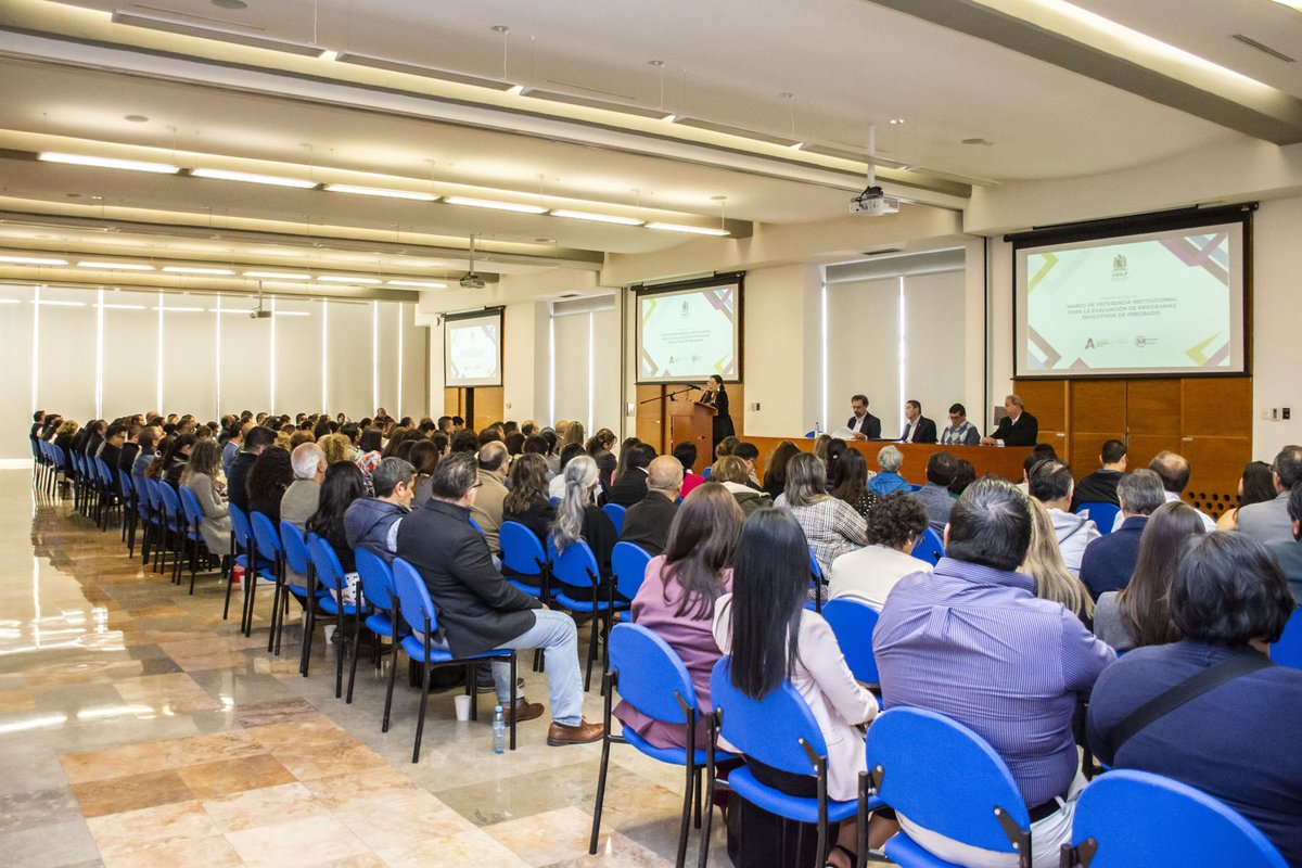 LaUASLP's tweet photo. ✔️ LA #UASLP, primera universidad del país en realizar el Marco de Referencia Institucional para la Evaluación de Programas Educativos de Pregrado.

🌐 En el evento estuvo la maestra Ma. José Rhi Sauci Garavito, directora del #SEAES
https://t.co/3XT7bTVc18 https://t.co/3uiAgMSNkR