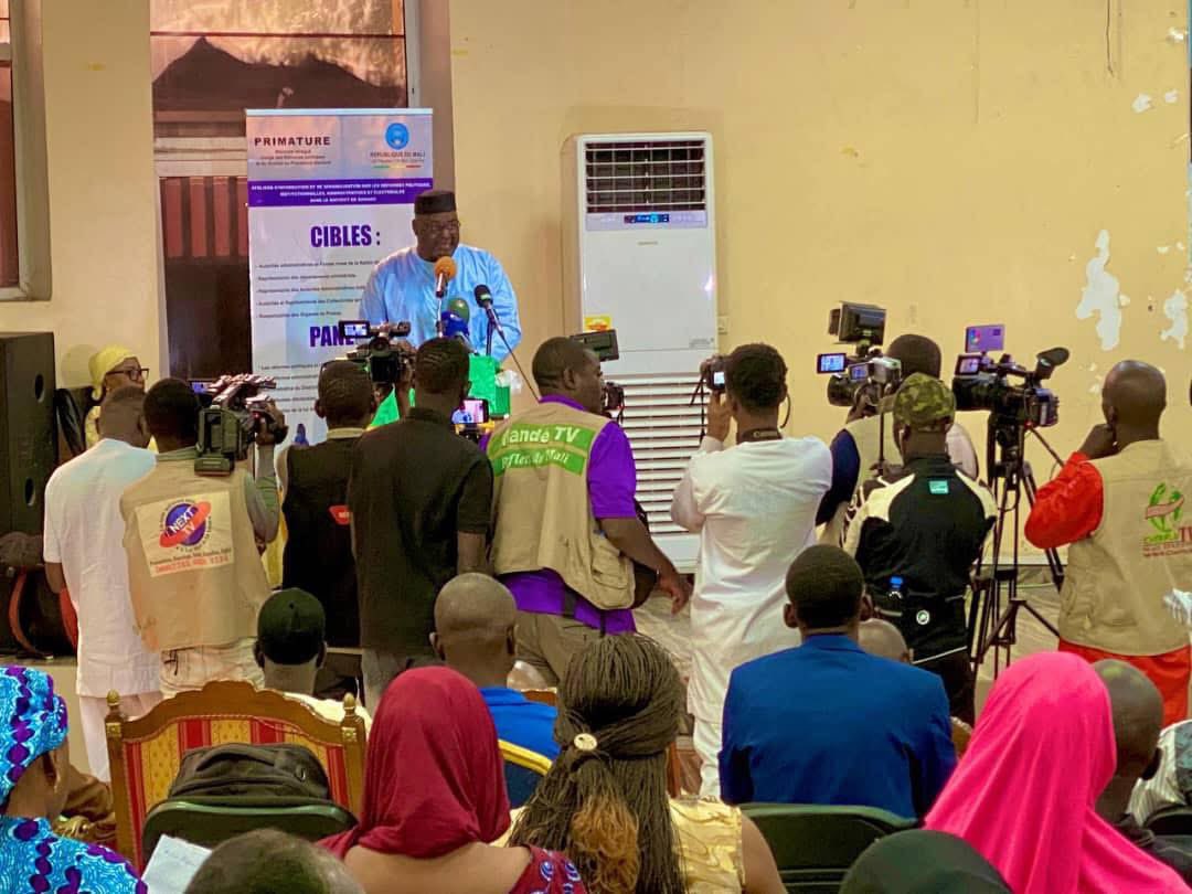 AssoBlogMali's tweet image. Le 30 janvier 2025, l&apos;ABM a assisté à un atelier sur les réformes politiques et électorales au Mali.
Les discussions ont abordé la nouvelle Constitution et des innovations pour l&apos;enrôlement des électeurs. Cet événement a mis en lumière l&apos;importance des médias dans la démocratie.