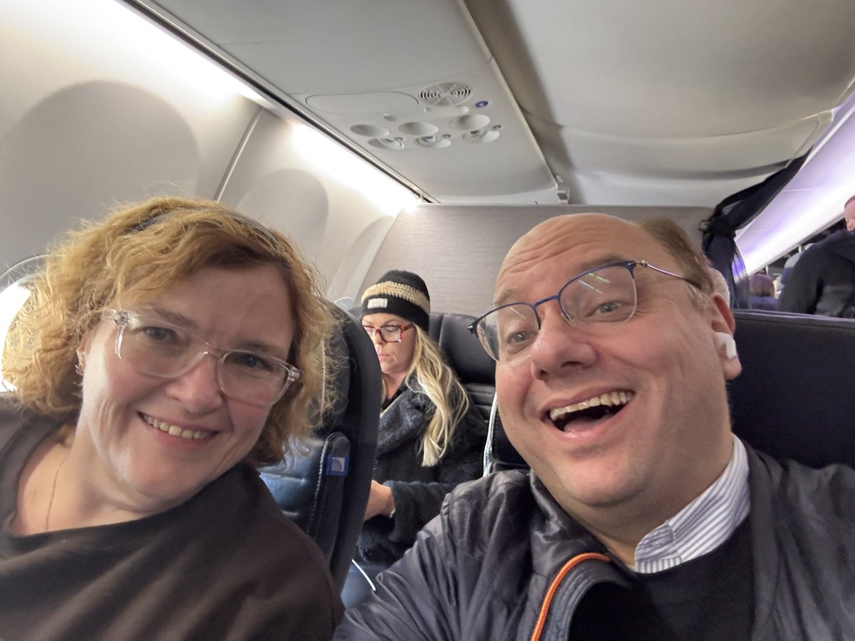 jawwatts's tweet photo. Off to Colorado Springs ✈️ to see our @WMUHockey Broncos 🐴 face the Colorado College Tigers. #GoBroncos #BroncosReign #GottaSupportTheTeam #BeatCC @lesleygirl https://t.co/kL3kMYoW1M