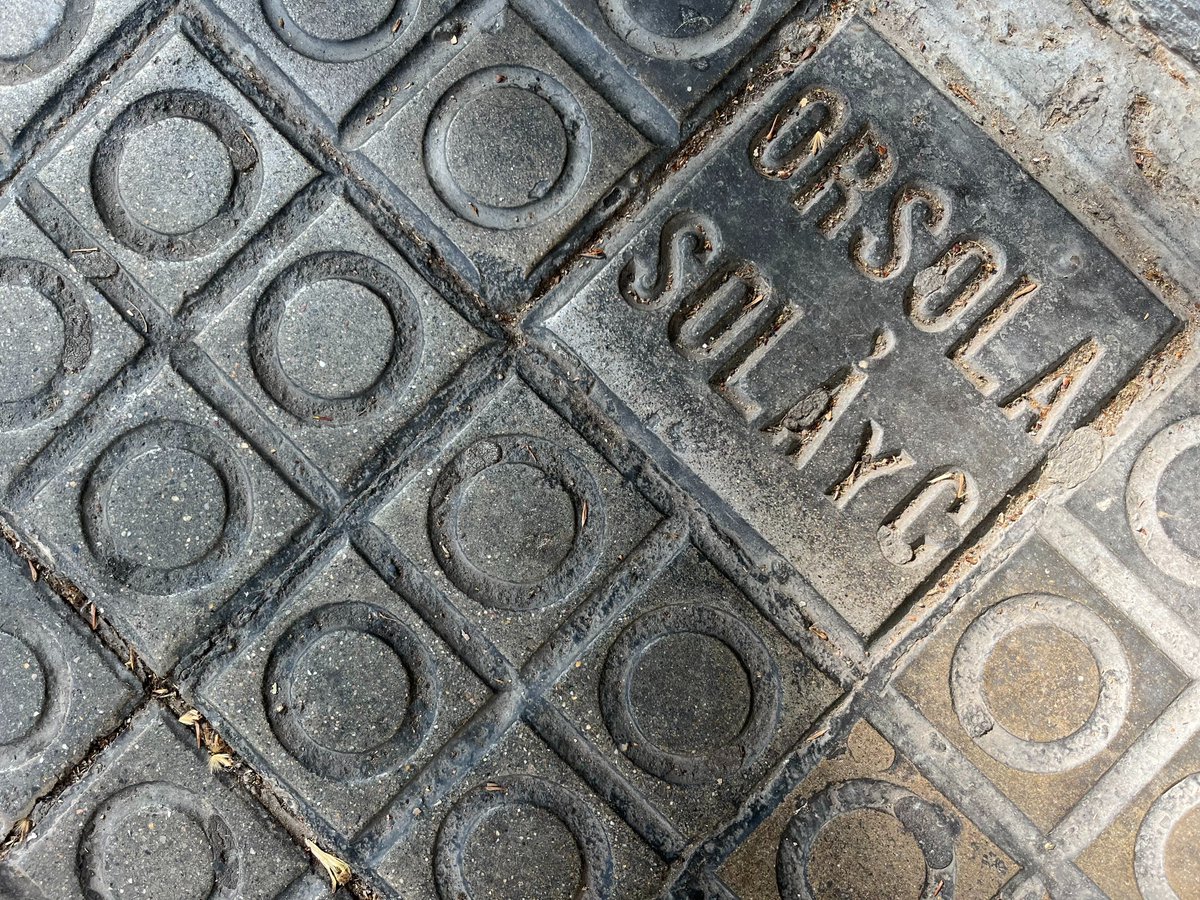 Bcnsingular's tweet photo. AVUI TOTS SOM ELS LLOGATERS DE LA CASA ORSOLA

Del 1909-13, va ser promoguda per Joan Orsola, qui tenia a la mateixa illa la fàbrica Orsola, Solà i Cia de mosaics hidràulics i #panots tan populars aleshores com els 'calavera' (Consell de Cent 122 / Calàbria 137 #NovaEsquerra) https://t.co/Z9uTcO1dfW