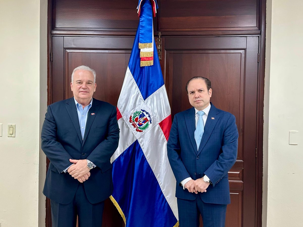 hugofrivera's tweet photo. Sostuve una reunión con el Embajador designado en Chile, Juan Alberto Cohen, donde abordamos temas de interés económico con el objetivo de fortalecer nuestras relaciones bilaterales y generar iniciativas que contribuyan a mejorar la calidad de vida de los dominicanos. #Diplomacia #Cooperación #DesarrolloEconómico