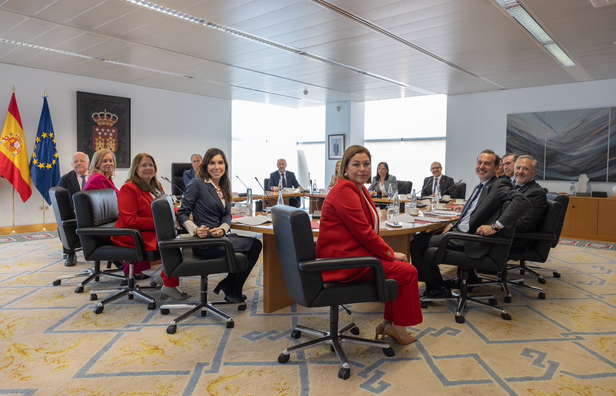 eossoriocrespo's tweet photo. La primera jornada de la reunión de @Coprepa ha sido muy productiva. Los presidentes de los parlamentos autonómicos hemos puesto en común cuestiones del día a día y hemos realizado propuestas para mejorar nuestro trabajo. Mañana continuamos en el @Senadoesp y con @RAEinforma. https://t.co/pwq0f3681K