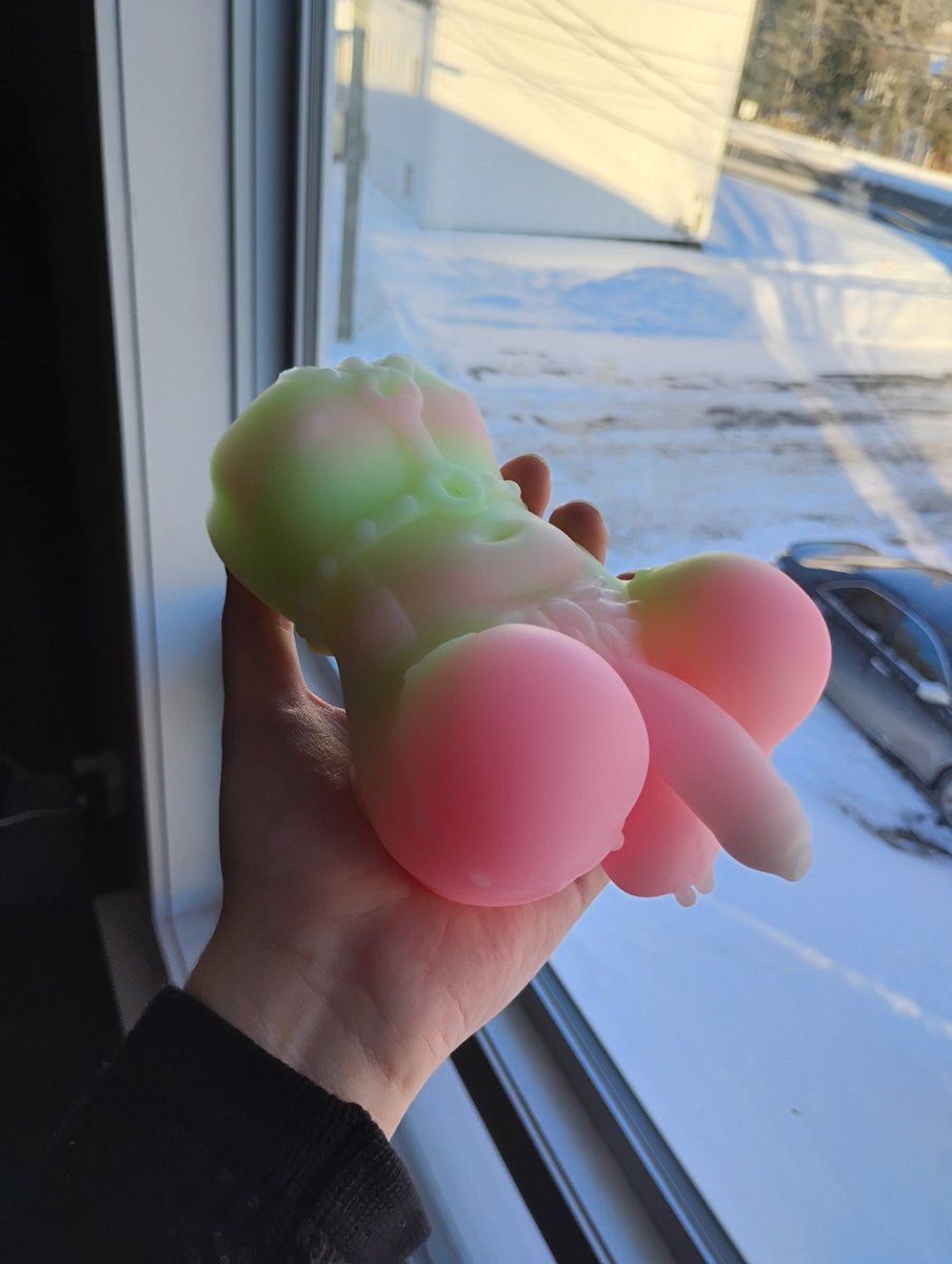 (1/2)These 2 STUNNING Egloks from <a href="/saturnsunstudio/">Saturn Sun Studio</a> have finally made it to me and my jaw is on the FLOOR- this full sized BEAST is so big I was only able to hold it up for 1 second without resting it on my knee 😭🩷 His much smaller mini pen twin is a HEARTthrob too😍💚🩷