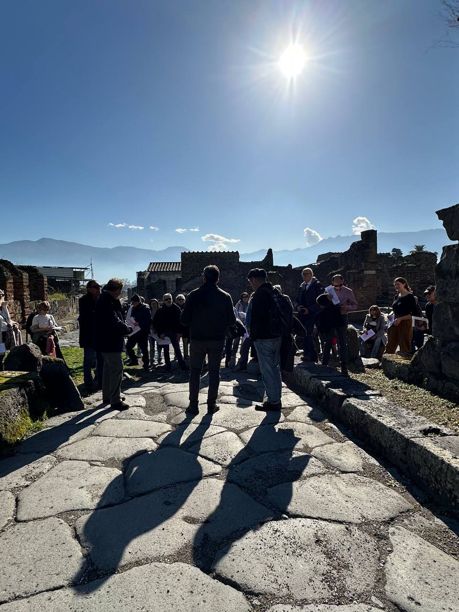 Questa mattina si è tenuto un nuovo appuntamento con “Raccontare i cantieri”: i grandi cantieri di Pompei raccontati al pubblico. I possessori della MyPompeii Card hanno visitato il Cantiere "Riqualificazione Percorso Paesaggistico Extra Moenia".