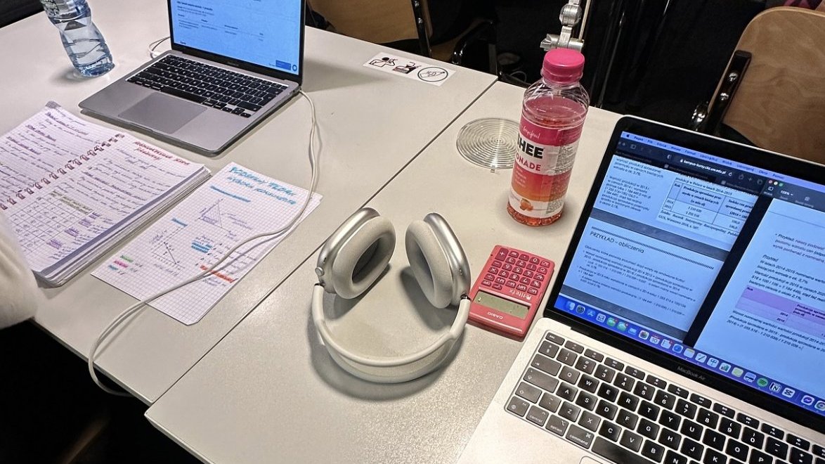 pilatesgirly's tweet image. studying because i need to succeed