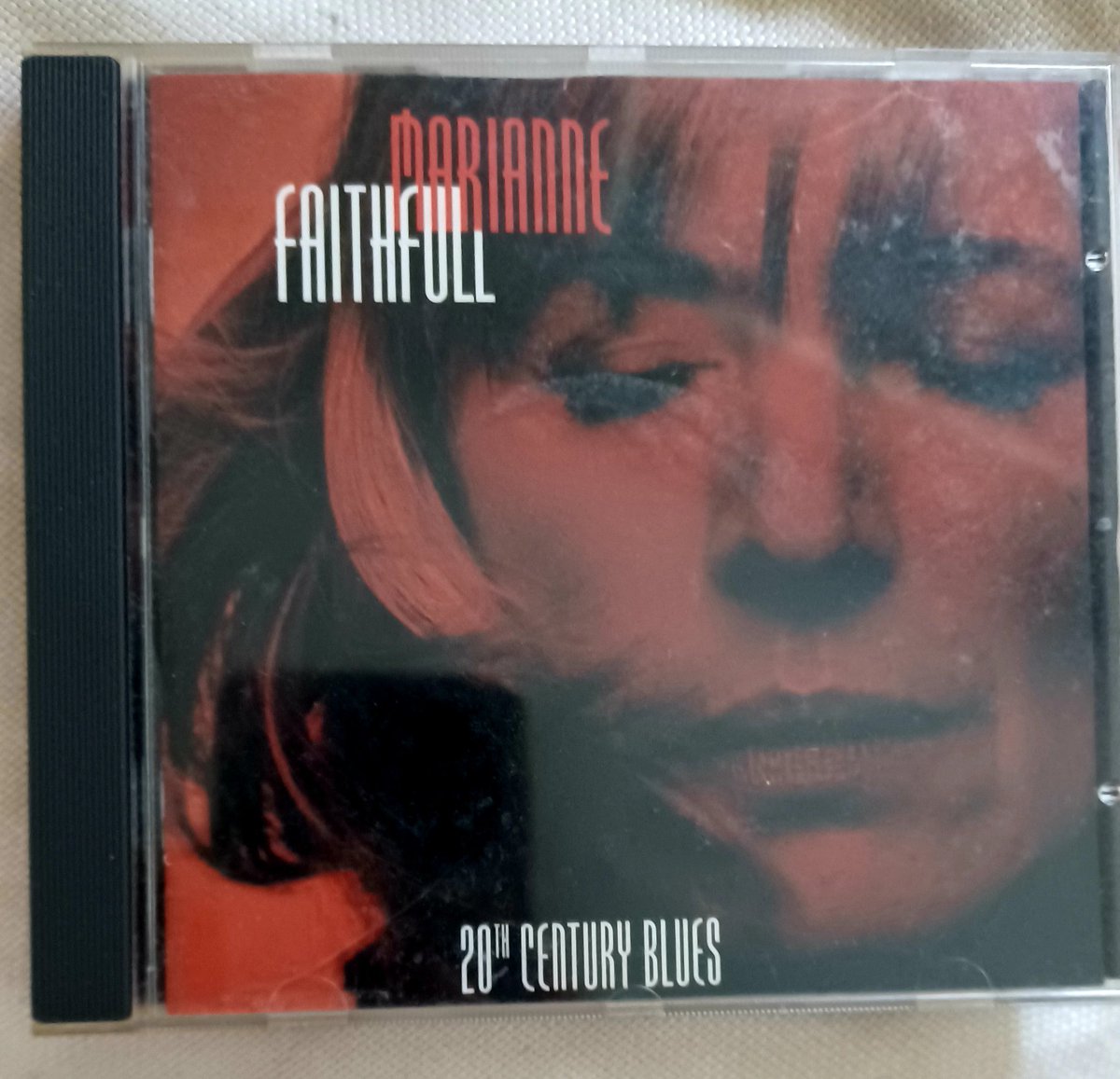 One of my favourite #MarianneFaithfull albums. Perhaps her finest hour.  Just her voice and a piano. A powerful example of her skill as an artist to interpret a song. Full of spirit, energy, and tenderness. Her version of 'Don't Forget Me' could crack even the hardest of hearts