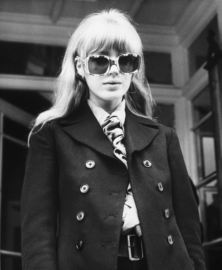 marianne faithfull and her iconic sunglasses<3
