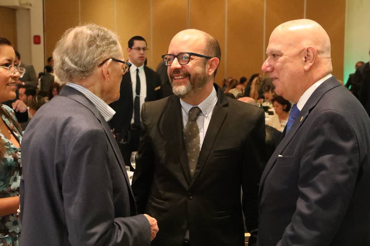 En representación de la #JefaDeGobierno <a href="/ClaraBrugadaM/">Clara Brugada Molina</a> tuve el honor de tomar protesta al Lic. Felipe A. Cuevas Peña, como nuevo Presidente de la Asociación Mexicana de Profesionales Inmobiliarios Ciudad de México A.C. (<a href="/ampicdmx/">AMPI Ciudad de México</a>). Le deseamos a él y a la nueva mesa directiva