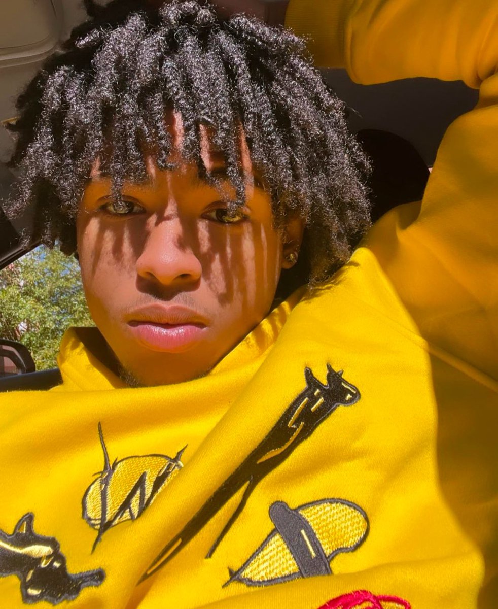 DLVIBES's tweet photo. the face VS the ass https://t.co/il7lkvUJGK