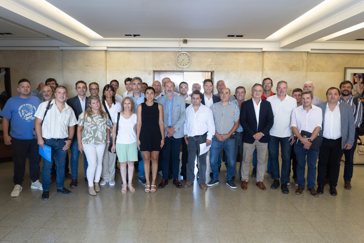 Producción Mendoza (@produccionmza) on Twitter photo Reunimos a 47 instituciones representativas del sector privado en una misma mesa de trabajo
El encuentro, cuyo objetivo fuetrazar una agenda de trabajo publico-privada para este 2025, estuvo encabezada por el ministro de Producción <a href="/RVargasArizu/">Rodolfo Vargas Arizu</a>
Sigue 👇 Reunimos a 47 instituciones representativas del sector privado en una misma mesa de trabajo
El encuentro, cuyo objetivo fuetrazar una agenda de trabajo publico-privada para este 2025, estuvo encabezada por el ministro de Producción <a href="/RVargasArizu/">Rodolfo Vargas Arizu</a>
Sigue 👇