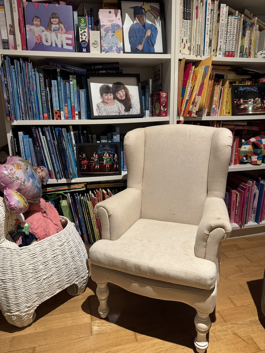 TheStuCummins's tweet photo. So today the girls got the reading chair of my dreams.
Lifeโs a b*tch! ๐๐
#dadlife #readergoals https://t.co/LLcm2WXlnH