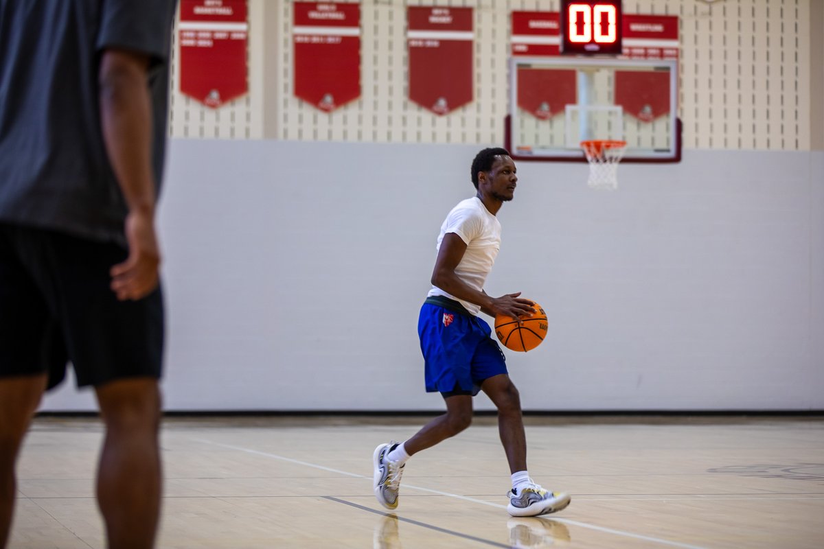Last weekend our men's basketball alumni took to the Asplundh Field House for a friendly game, officiated by current men's basketball players. For some of the returning players it was their first time back since graduation; traveling from out of state to be on campus for the day.