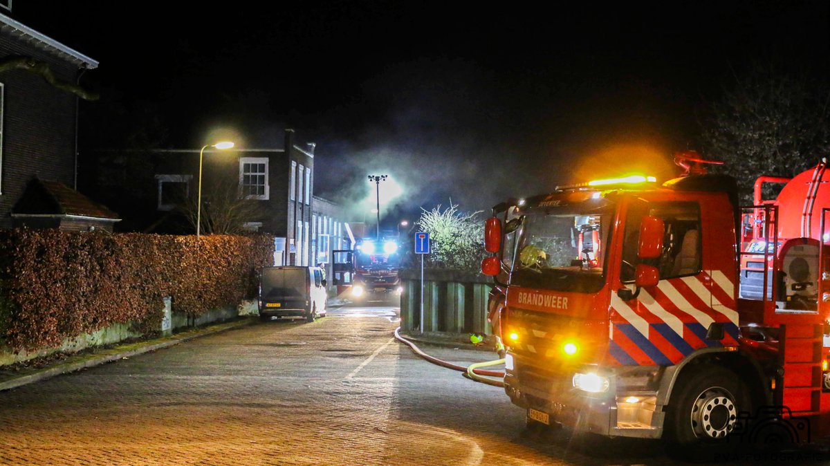 Grote brand in loods van bandenbedrijf in Deventer