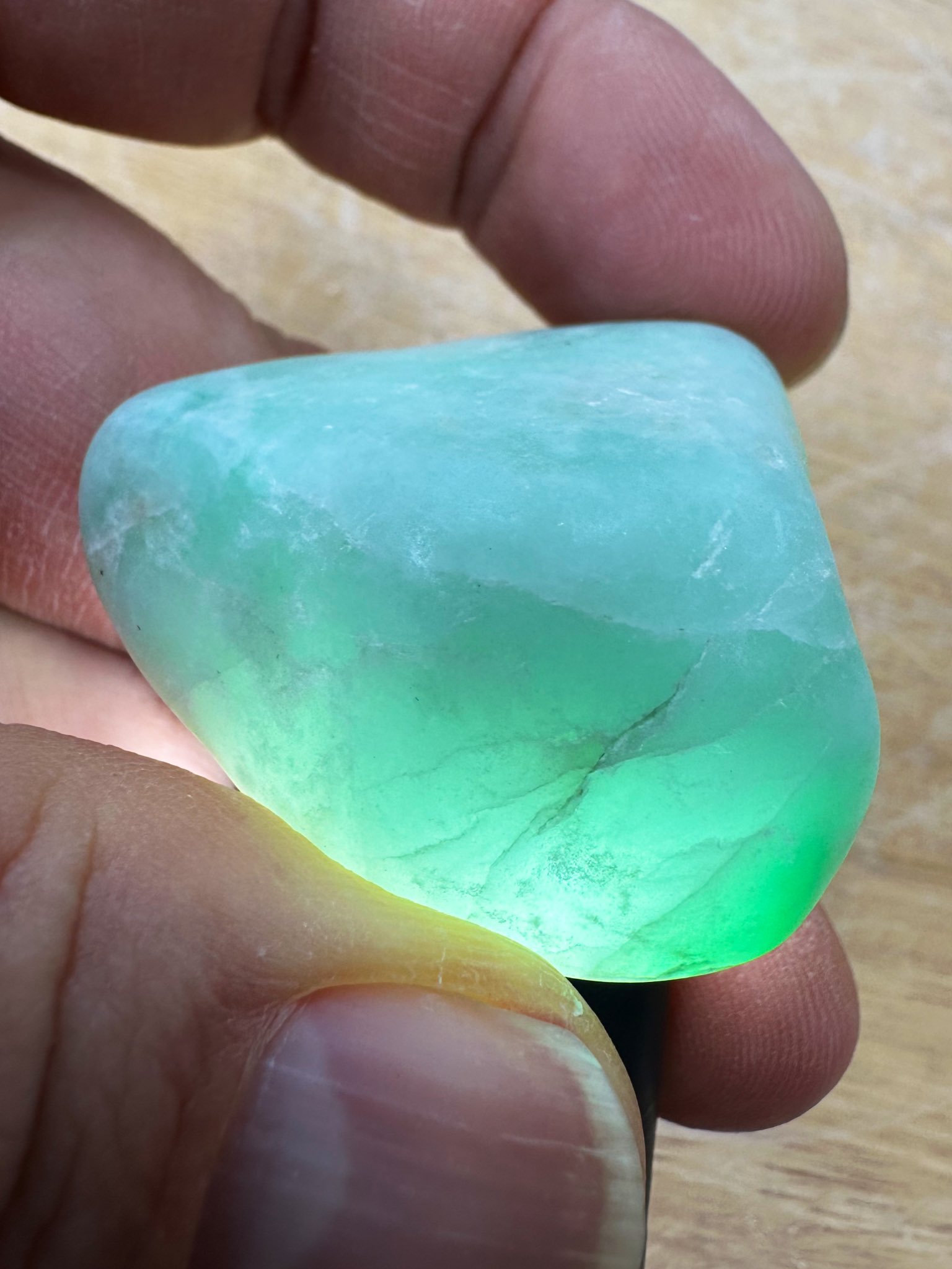 糸魚川翡翠　アップルグリーン 糸魚川翡翠 翡翠 アップルグリーン×黒 原石 22.6g - メルカリ