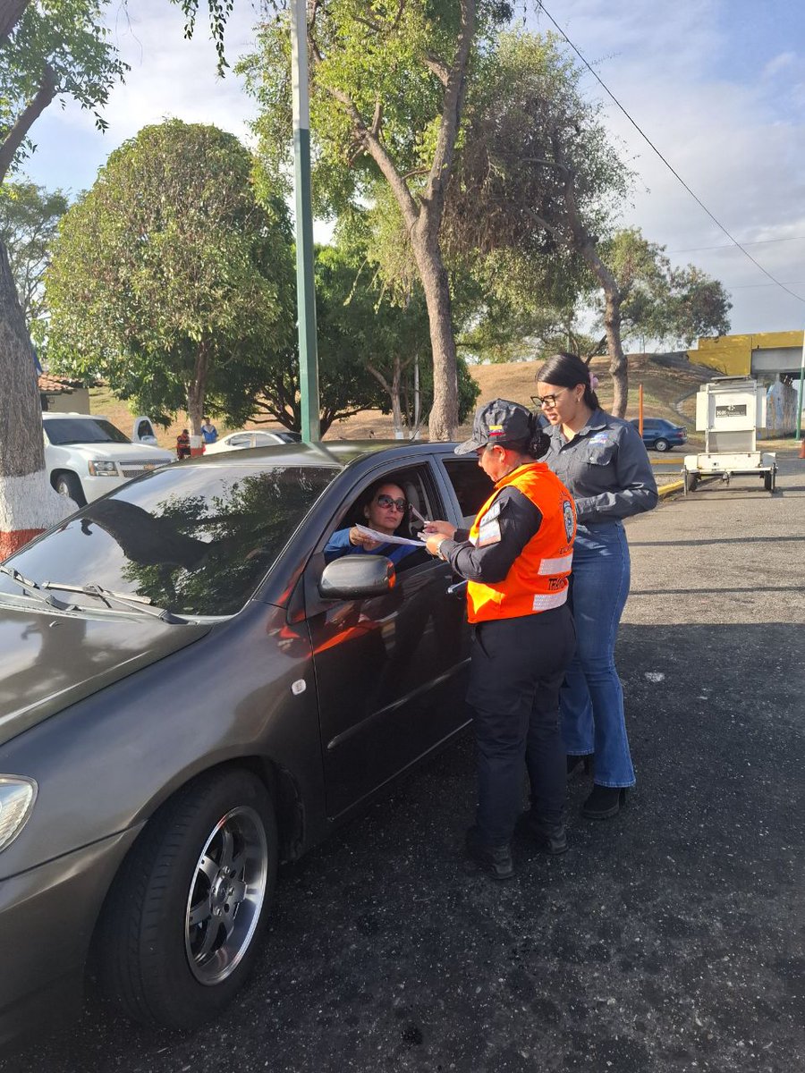 acariguaintt's tweet photo. Texto para X 
🚦 ¡Comprometidos con la seguridad vial! 🚦 Los servidores públicos del #INTTAcarigua y la @PNB están en acción en el PAC de la Flecha. Juntos, fomentamos el respeto a las normas de tránsito para garantizar la protección de todos. ¡Tu seguridad es nuestra prioridad! https://t.co/xD7IxxwBVK