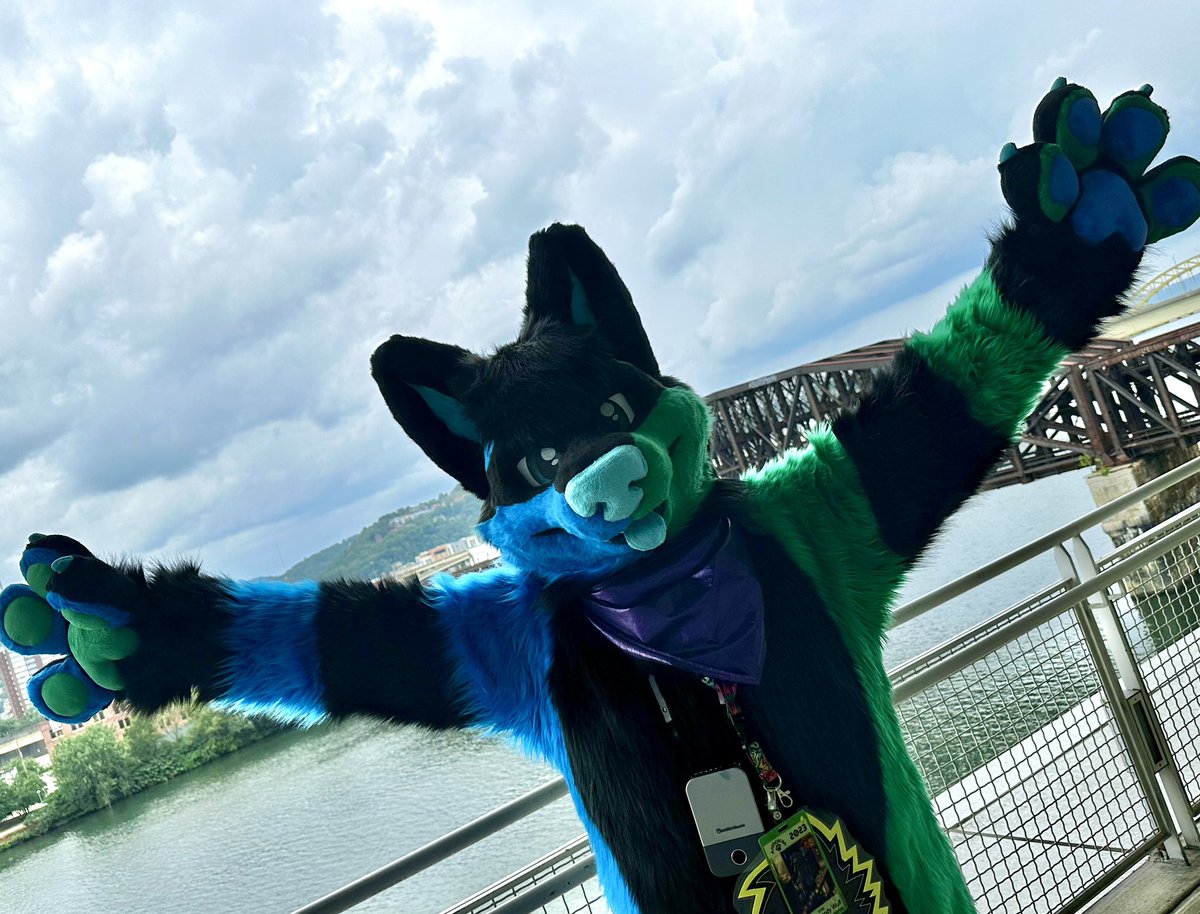 Gives you a hug this big!!! 💙💚