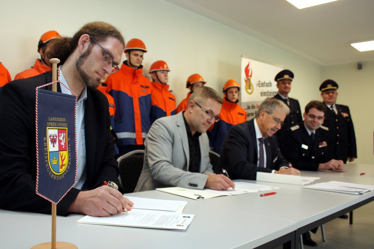 kfv_spn's tweet photo. Die Gesamtschule Spree-Neiße in Kolkwitz/Klein Gaglow die dritte Schule im Kreis, die ein Wahlpflichtfach Feuerwehr anbietet. Eine entsprechende Kooperationsvereinbarung ist am 30.01.2025 unterzeichnet worden.
https://t.co/BmIXdqx8Q2 https://t.co/Fs9w1vEyiL