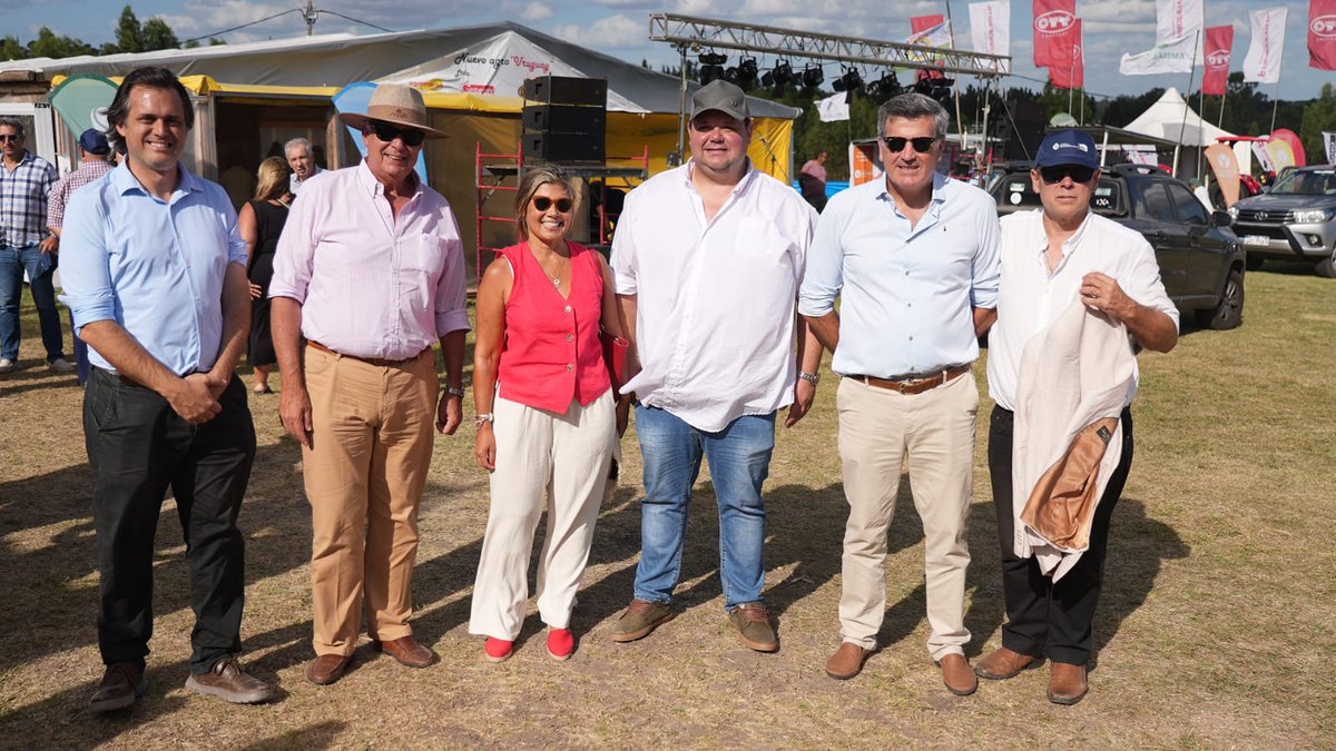MGAPUruguay's tweet photo. #AHORA en San bautista, el Ministro Fernando Mattos, el subsecretario @ignacio_buffa, la Directora @mfmaldonado_ y los directores de #DIGEGRA, @nchiesa de #DGRN Martín Mattos y de #DESCENTRALIZACIÓN @LuisCarresse participan de la inauguración de la Fiesta del Pollo y la Gallina. https://t.co/pFREaWXdaN