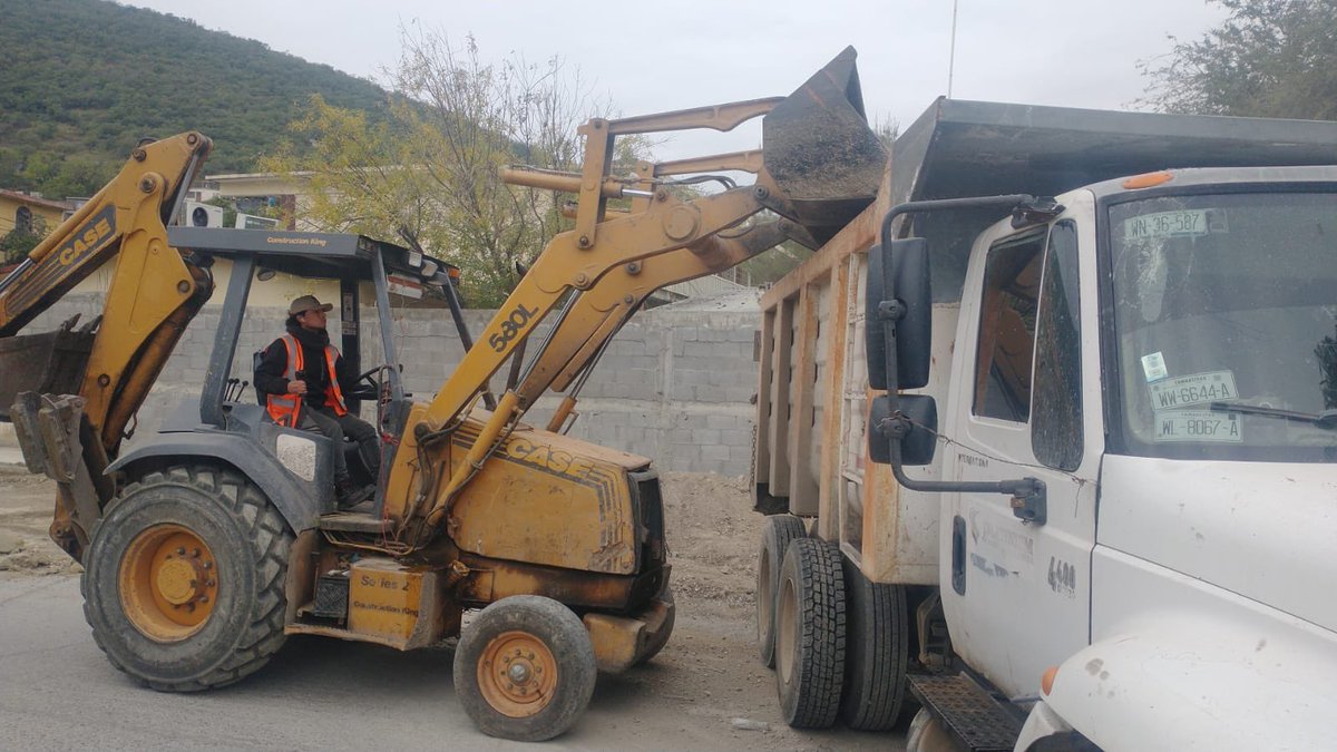 Nuestro equipo de #ObrasPúblicas realizo limpieza, rastreo y retiro de escombros sobre la calle Libertad, desde calle Lealtad hasta la Carretera Interejidal, en la Col. Vamos Tamaulipas.

Además, llevamos a cabo trabajos de desazolve en la calle Álamo, en la col. Manuel A. Ravize
