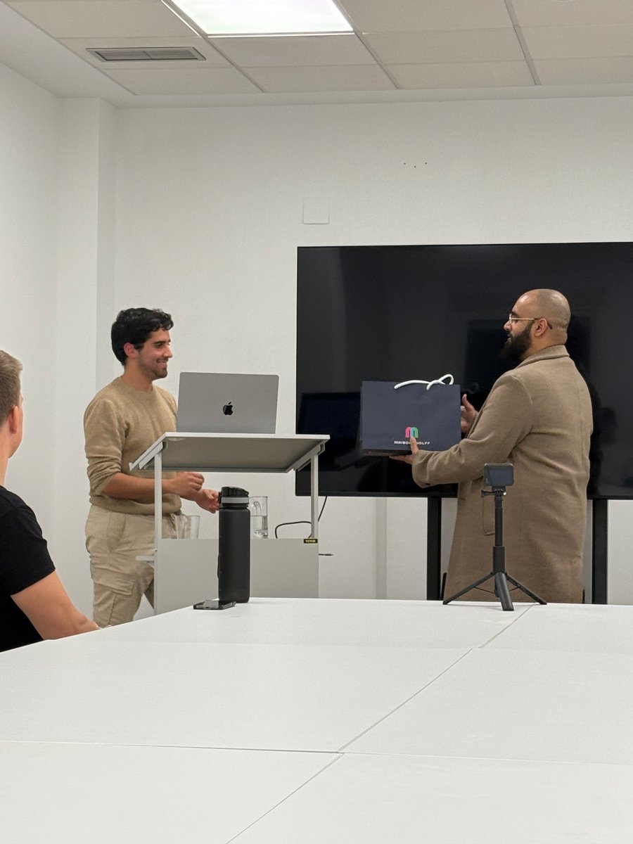 FlutterVal's tweet image. 🚀 Last Friday, we had an epic session on "Getting Started with Slivers" with the amazing @JamesBlasco live and onsite! 🙌
A massive shoutout to Jaime for his expertise and to everyone who joined us! 🧠🔥
👀 Stay tuned because tomorrow we're announcing something special! ✨