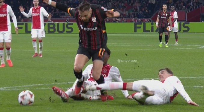 eyupyildiz's tweet photo. Bir menajer, genç bir futbolcunun kariyerini nasıl yok eder Yunus Akgün'de görüyoruz.
Muhteşem başladığı sezonda, tekrardan eski günlerine geri döndü.
Savunmaya yardım etmiyor, geri koşmuyor, hücumda ise bal yapmayan arı kıvamında!
Bu menajerle devam ederse iyice kaybolacak! https://t.co/WZTFwW55Jf