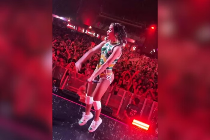 Metropoles's tweet photo. ➡️  Homem estuprado em show de Anitta no interior relata dor e apagão

Vítima, um homem de 32 anos, disse à polícia que foi dopado em algum momento do show, não se lembra de mais nada e acordou com dores no ânus

Leia: https://t.co/uQXUPeh8Hm https://t.co/emuqjFB0Jl