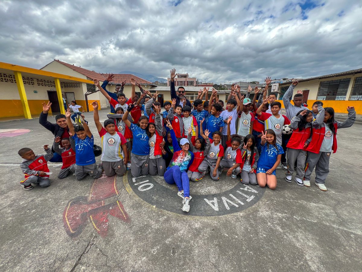 EscobarSanlucas's tweet photo. Visitamos puntos activos de  #VamosAlaCancha  en Ibarra, Otavalo y Eugenio Espejo, donde la ciudadanía se suma a los servicios del Nuevo Ecuador. Seguimos recorriendo el país para acercar más oportunidades a todos. ¡Vamos por más! 💪
 #NuevoEcuador #Imbabura https://t.co/9L2WYkpHbk